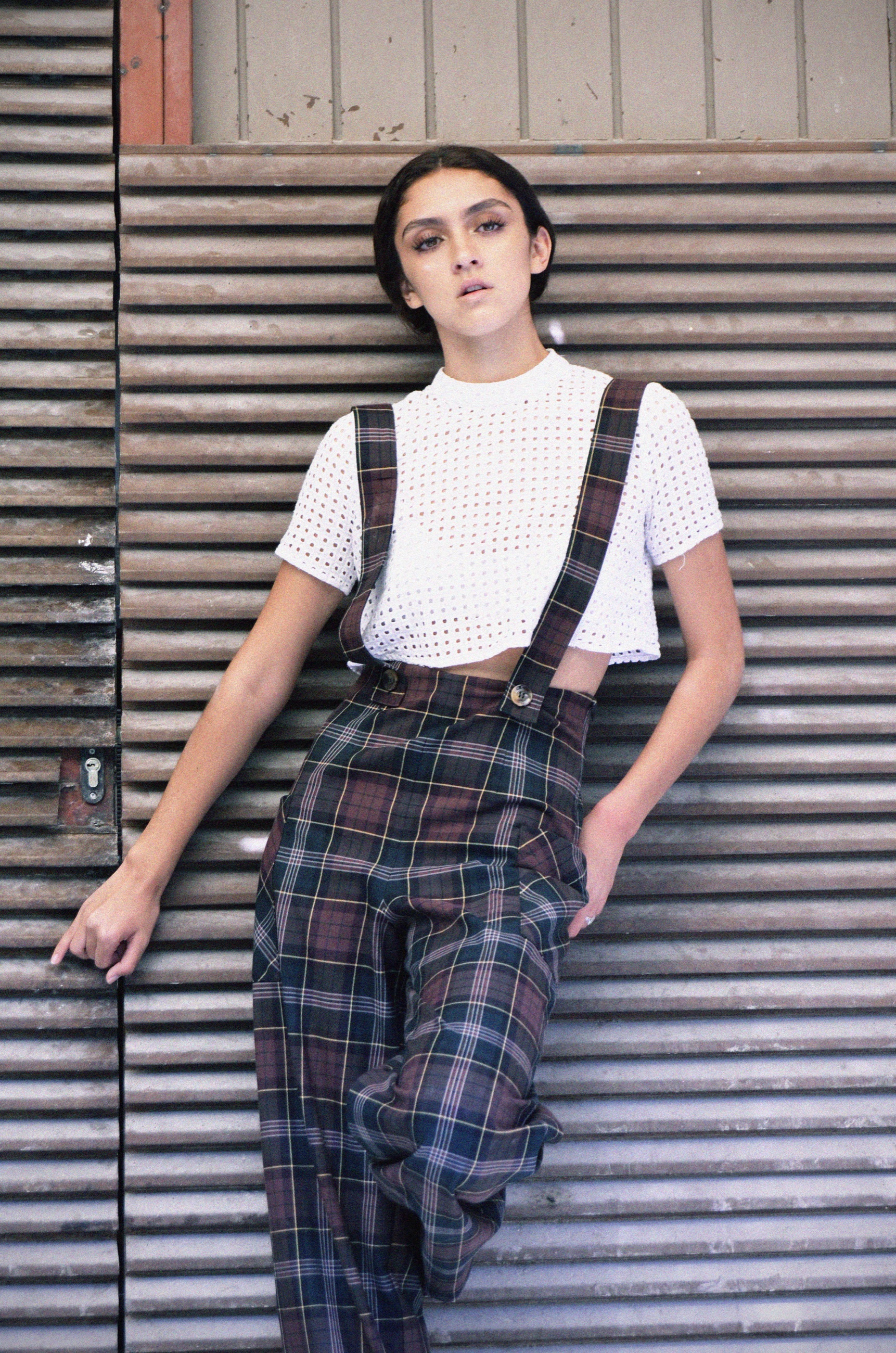 Portrait éditorial Capital Model Management en tenue à carreaux