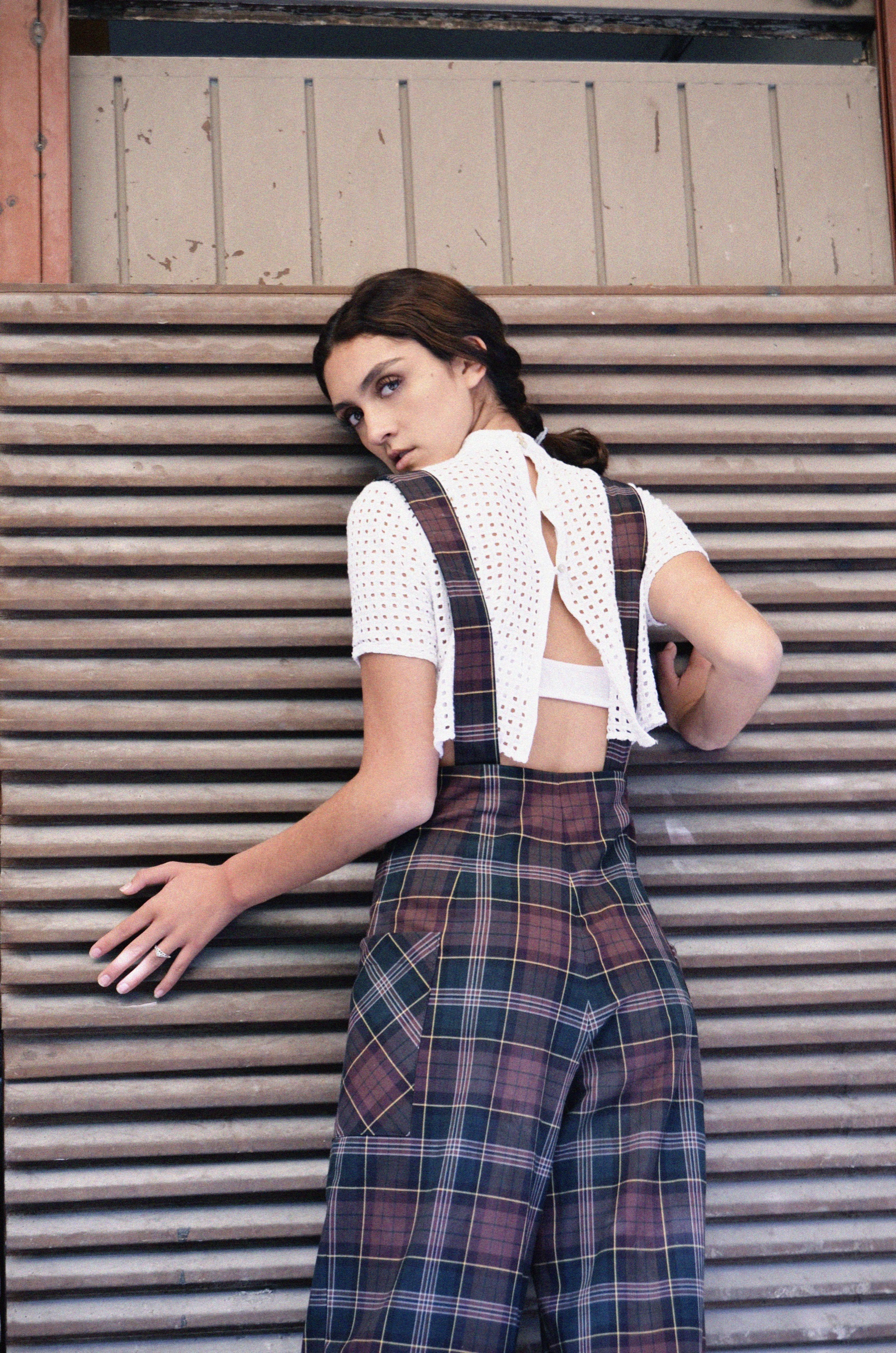 Portrait de dos Capital Model Management devant volet
