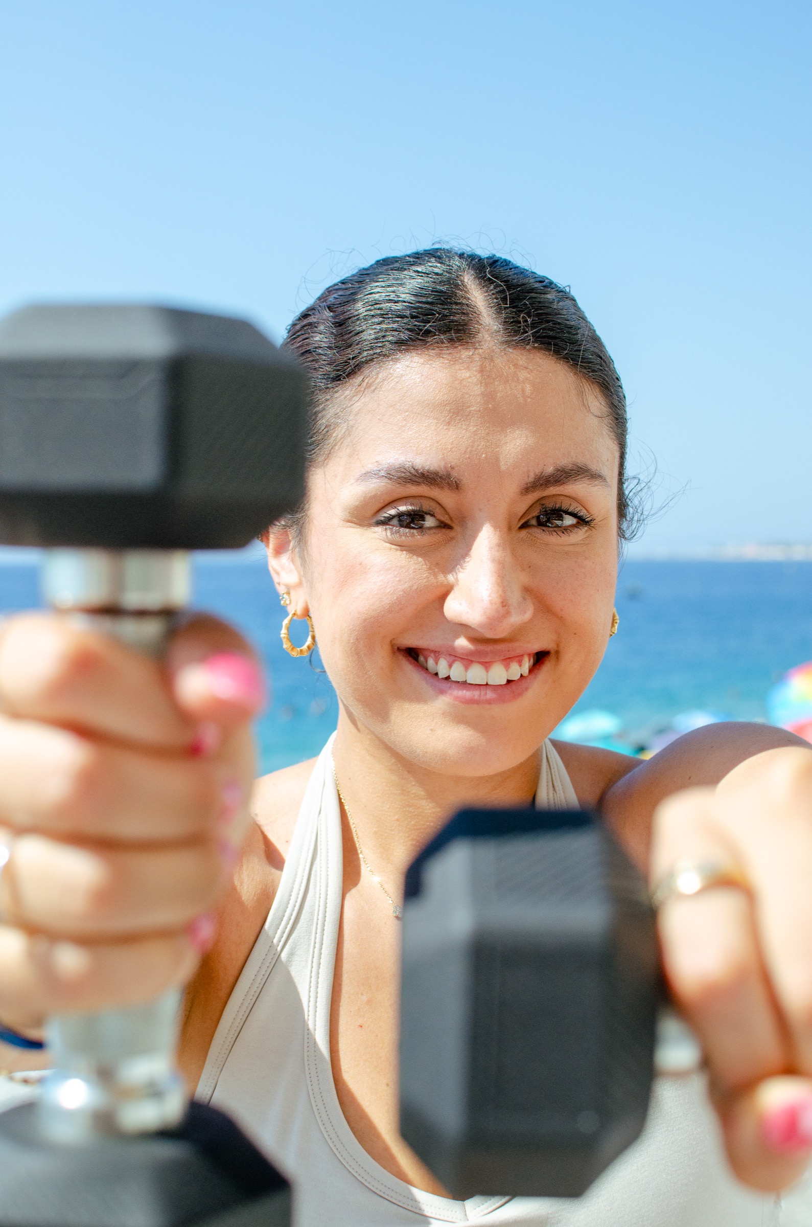 Portrait sourire personal trainer avec haltères