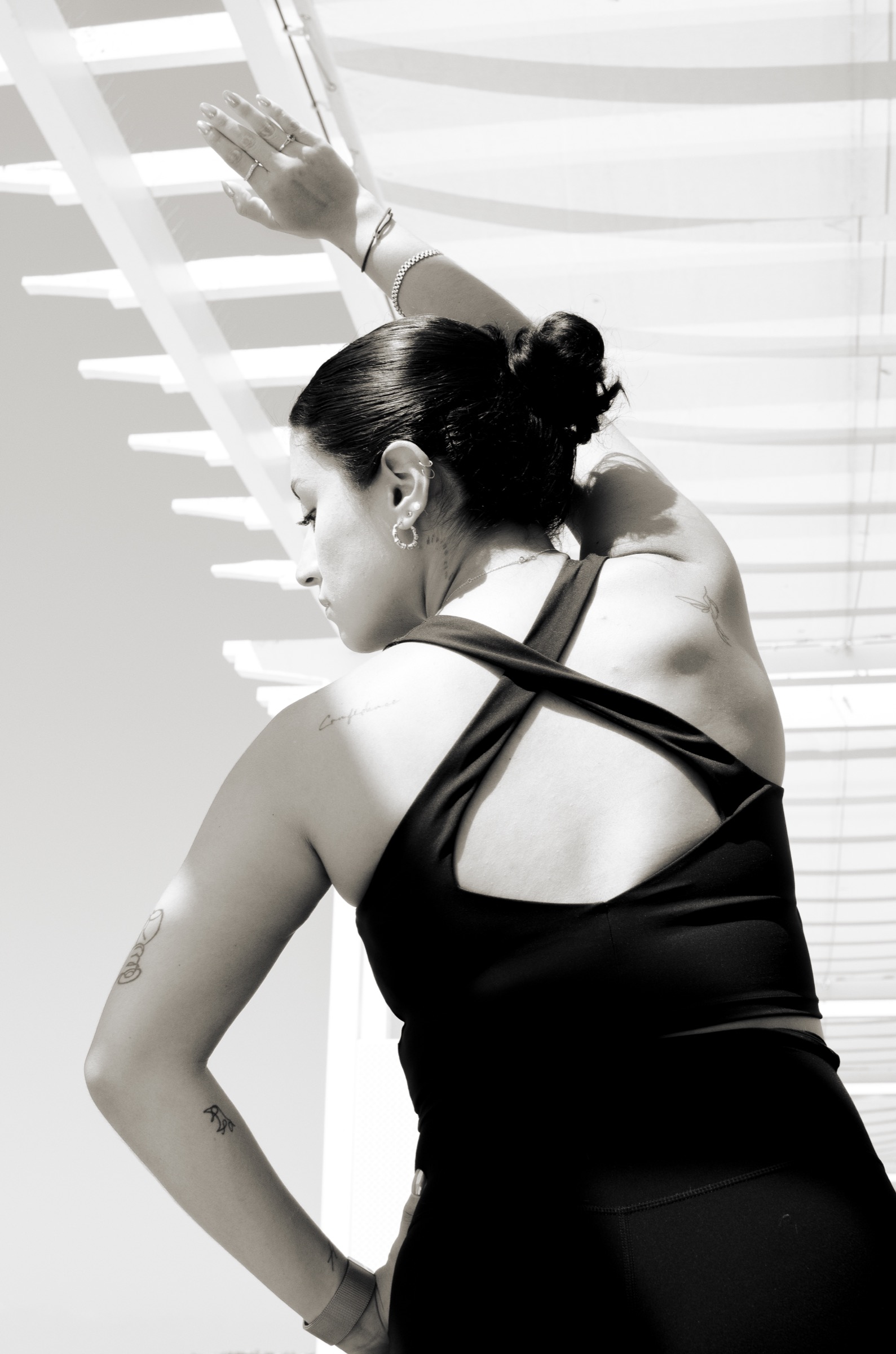Portrait sport en noir et blanc avec top croisé