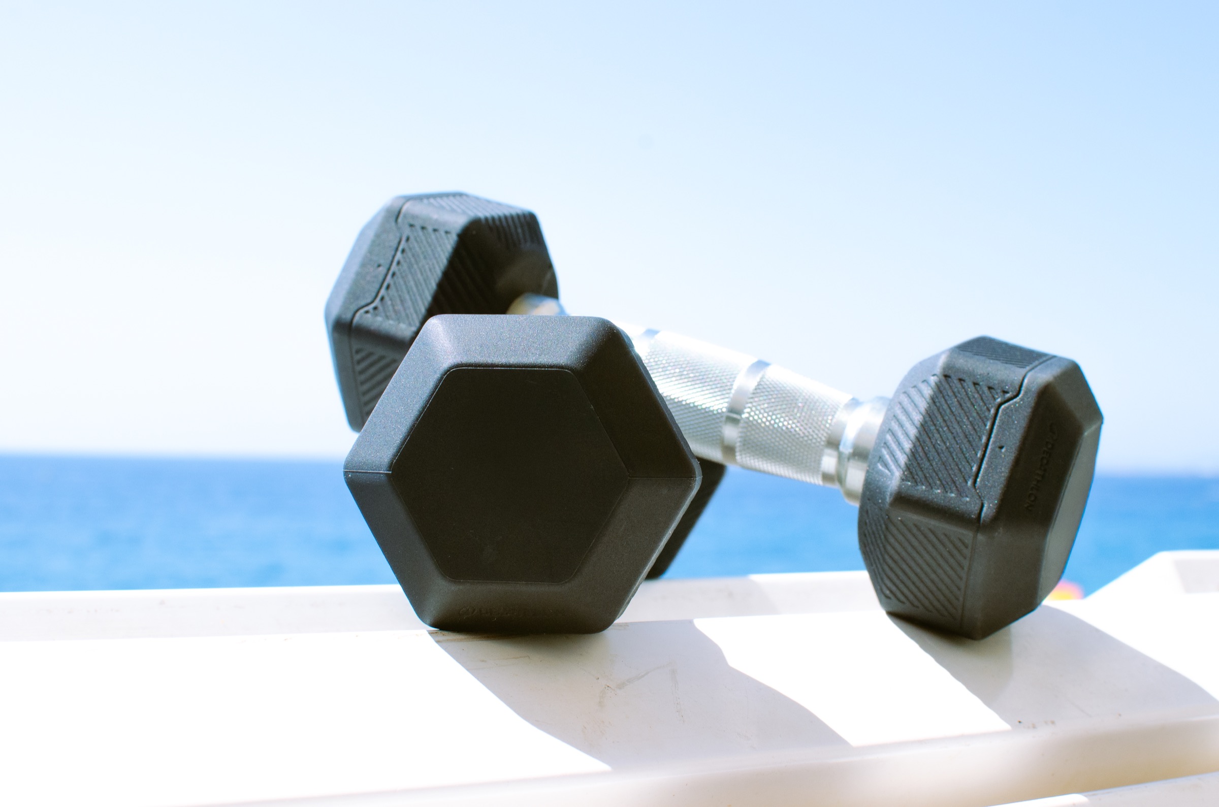 Haltères en lumière naturelle face à la mer
