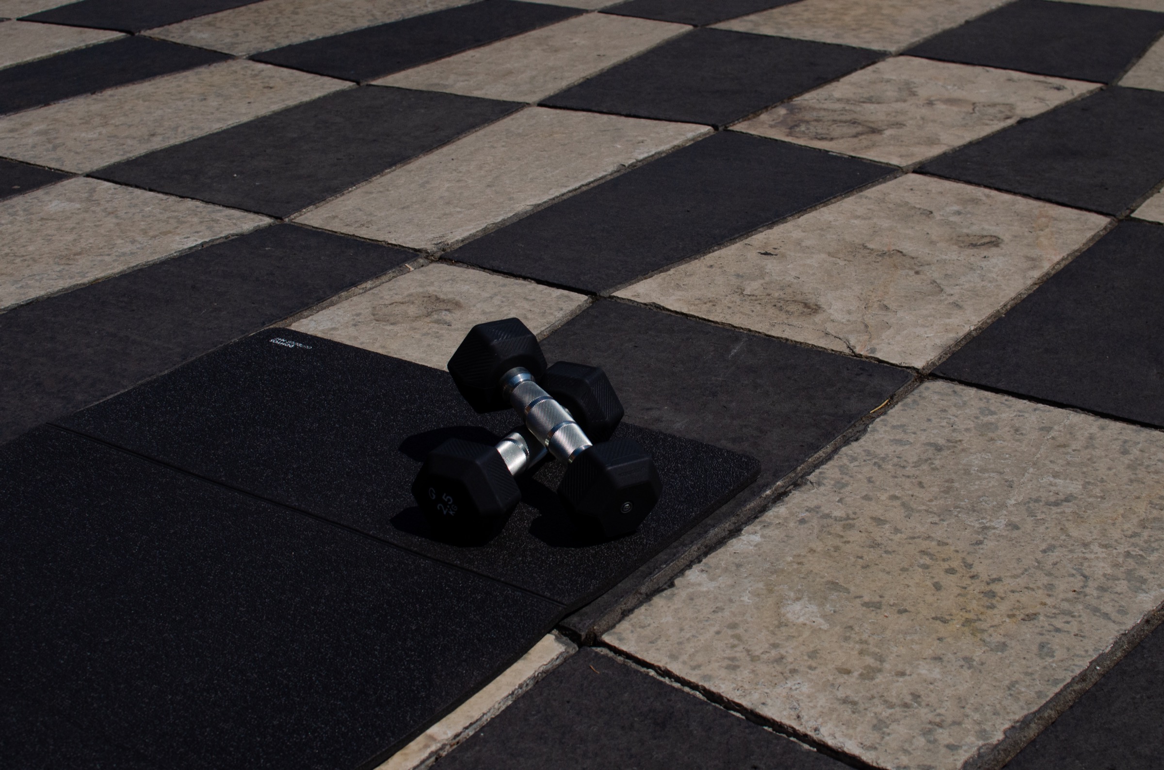 Tapis de sport et haltères en extérieur