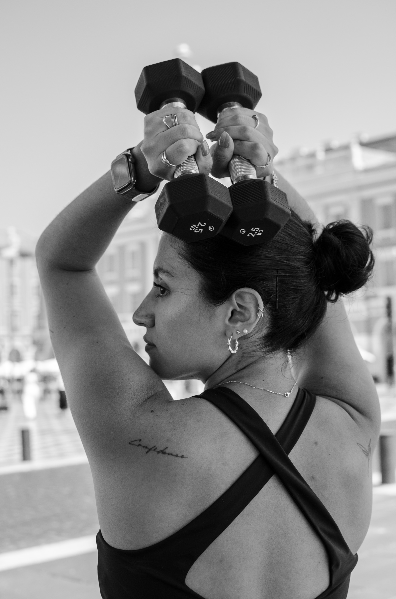 Portrait sport noir et blanc avec haltères