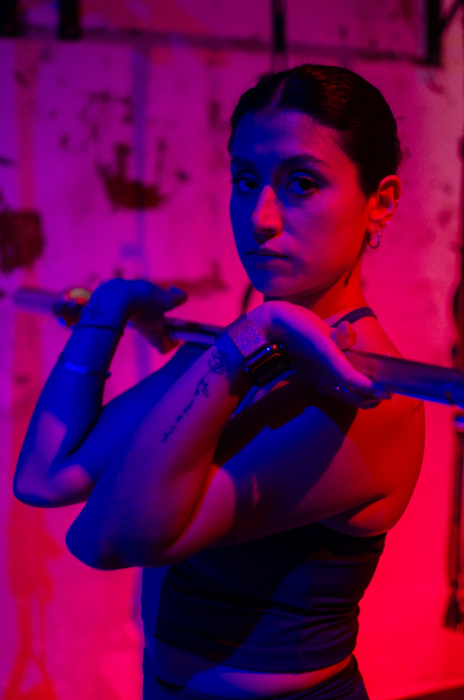 Portrait éditorial personal trainer en lumière rouge et bleue