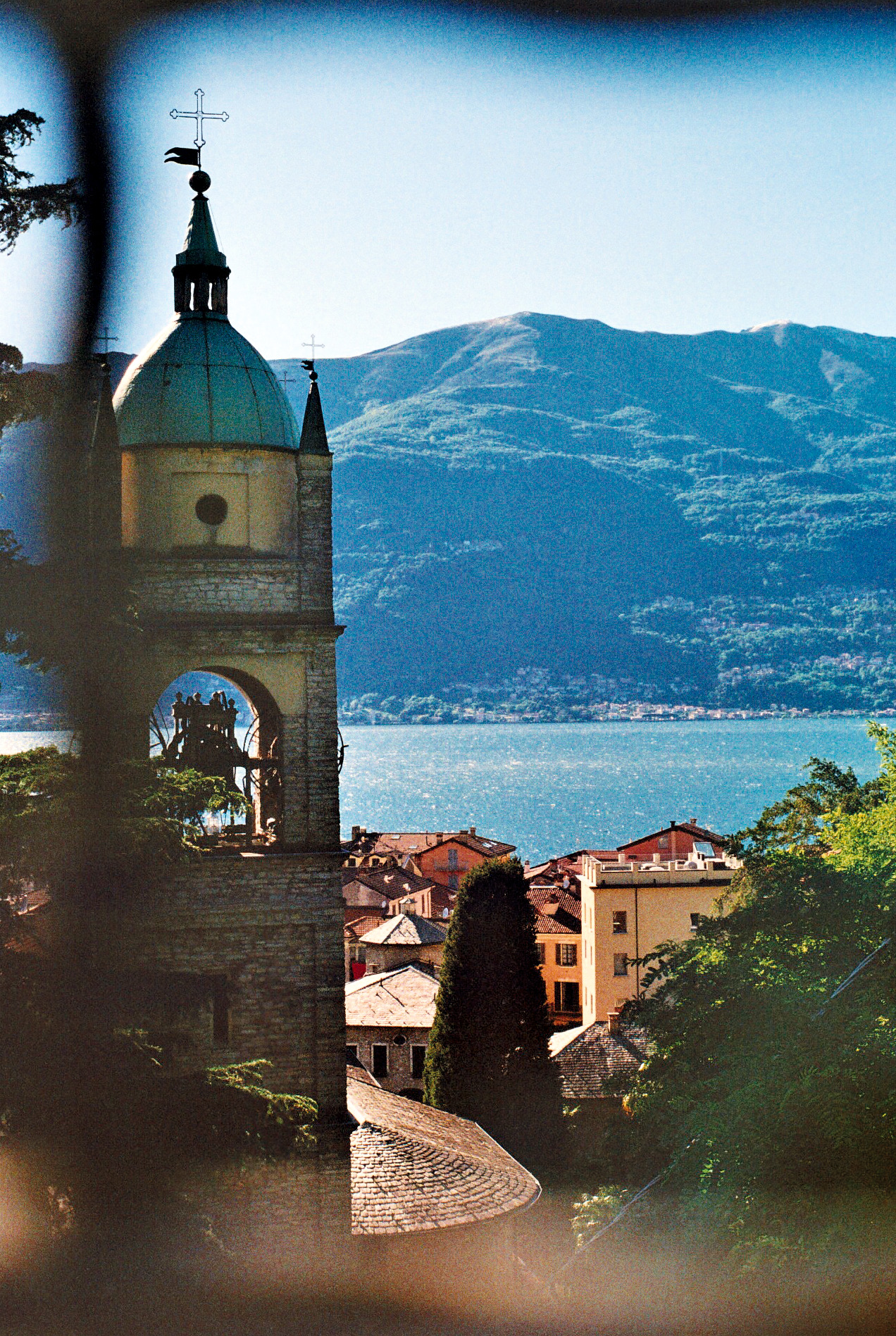 Village italien au bord du lac et montagnes