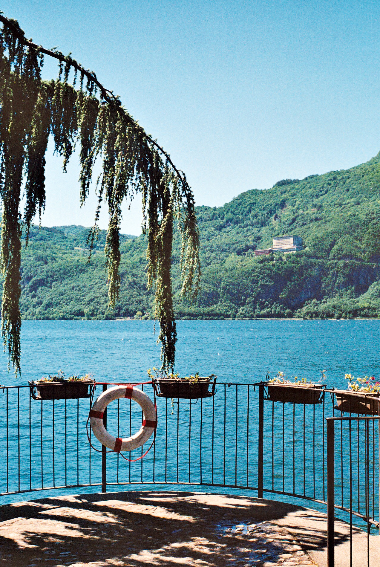 Lac italien sous les montagnes