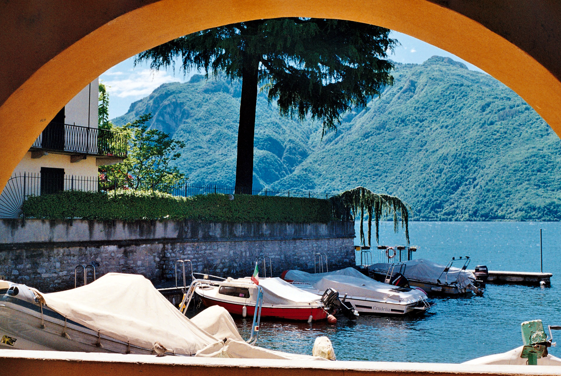 Bateaux sous une arche face au lac