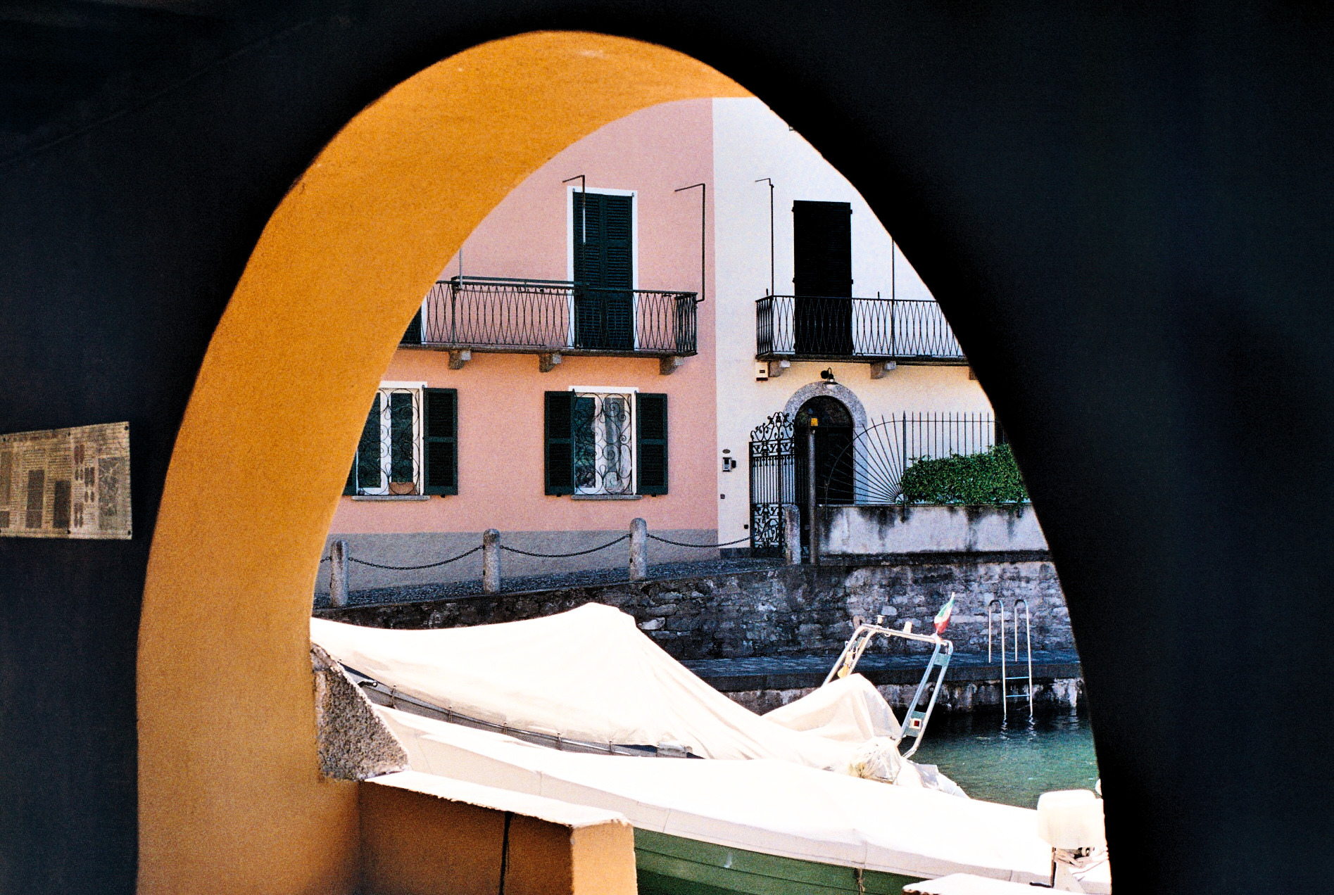 Façade italienne pastel vue sous une arche