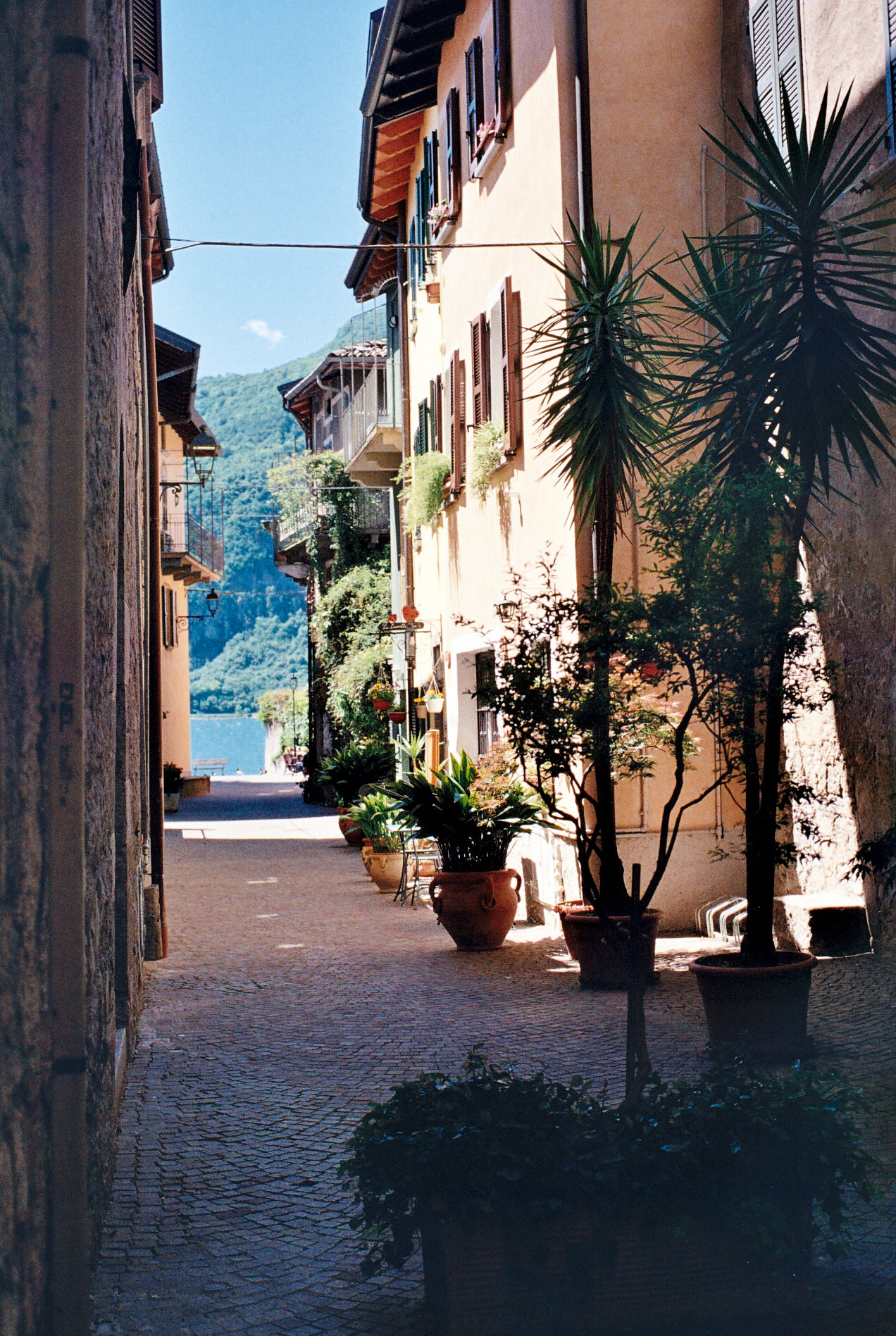Rue italienne avec vue sur le lac