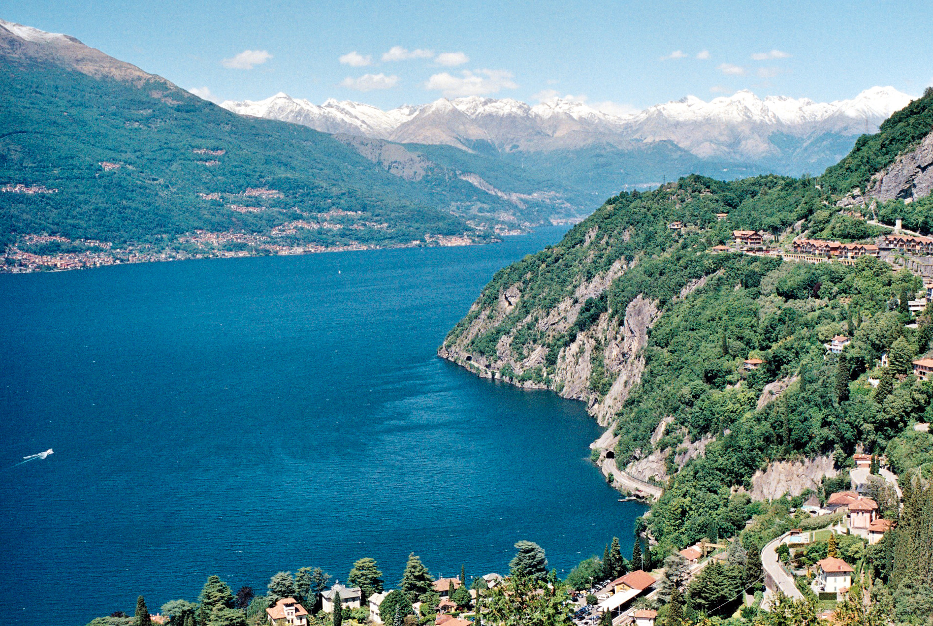 Lac italien et montagnes enneigées
