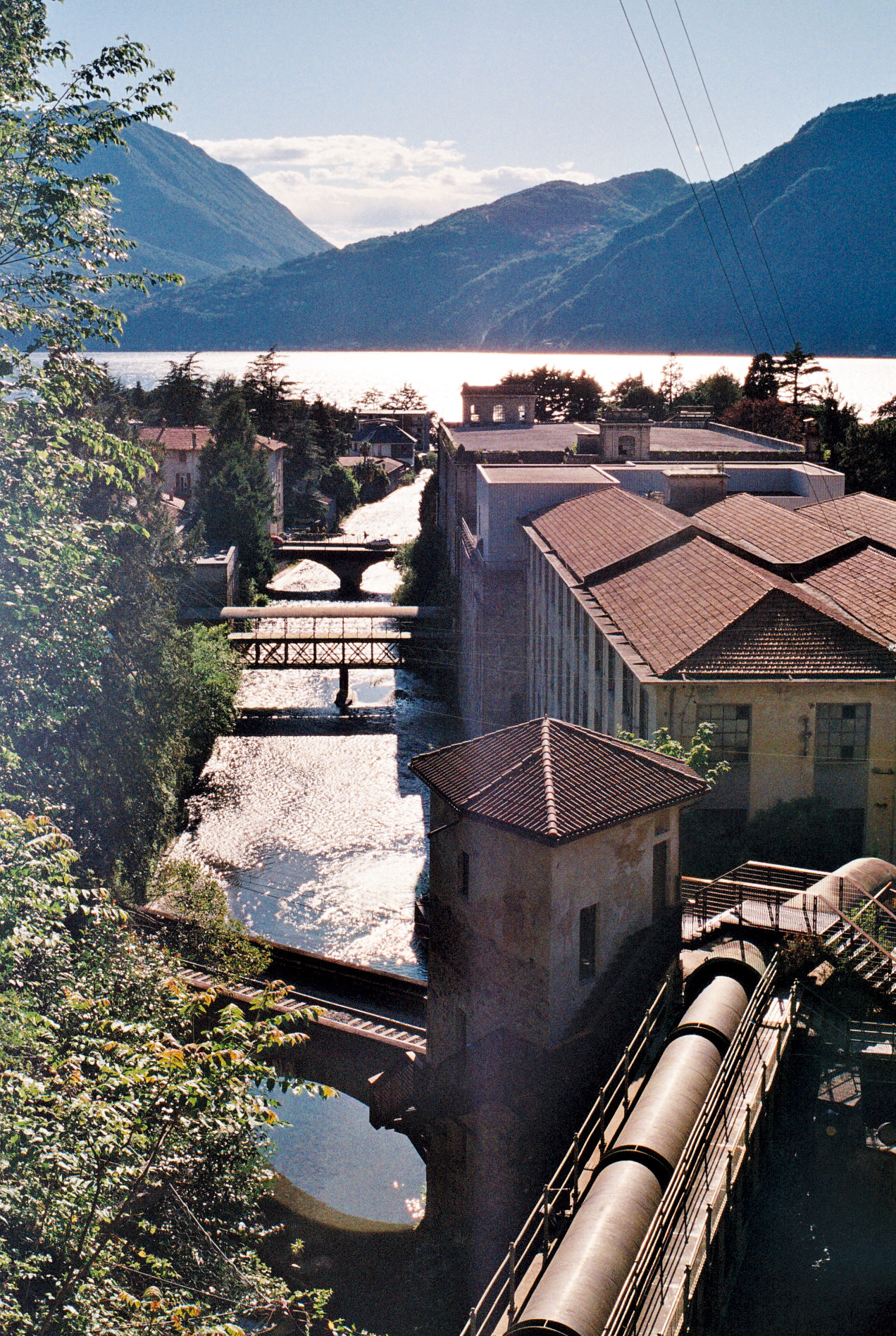 Village italien en contre-jour au bord du lac