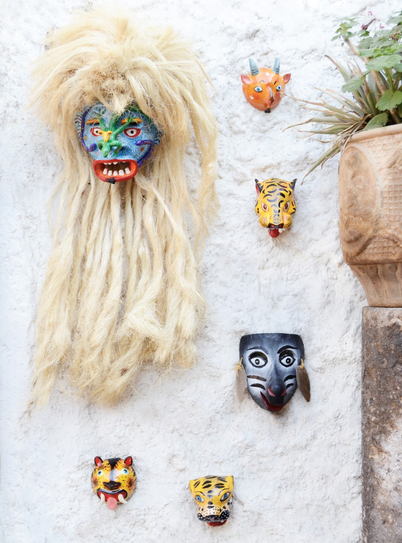 Masques mexicains colorés sur un mur blanc
