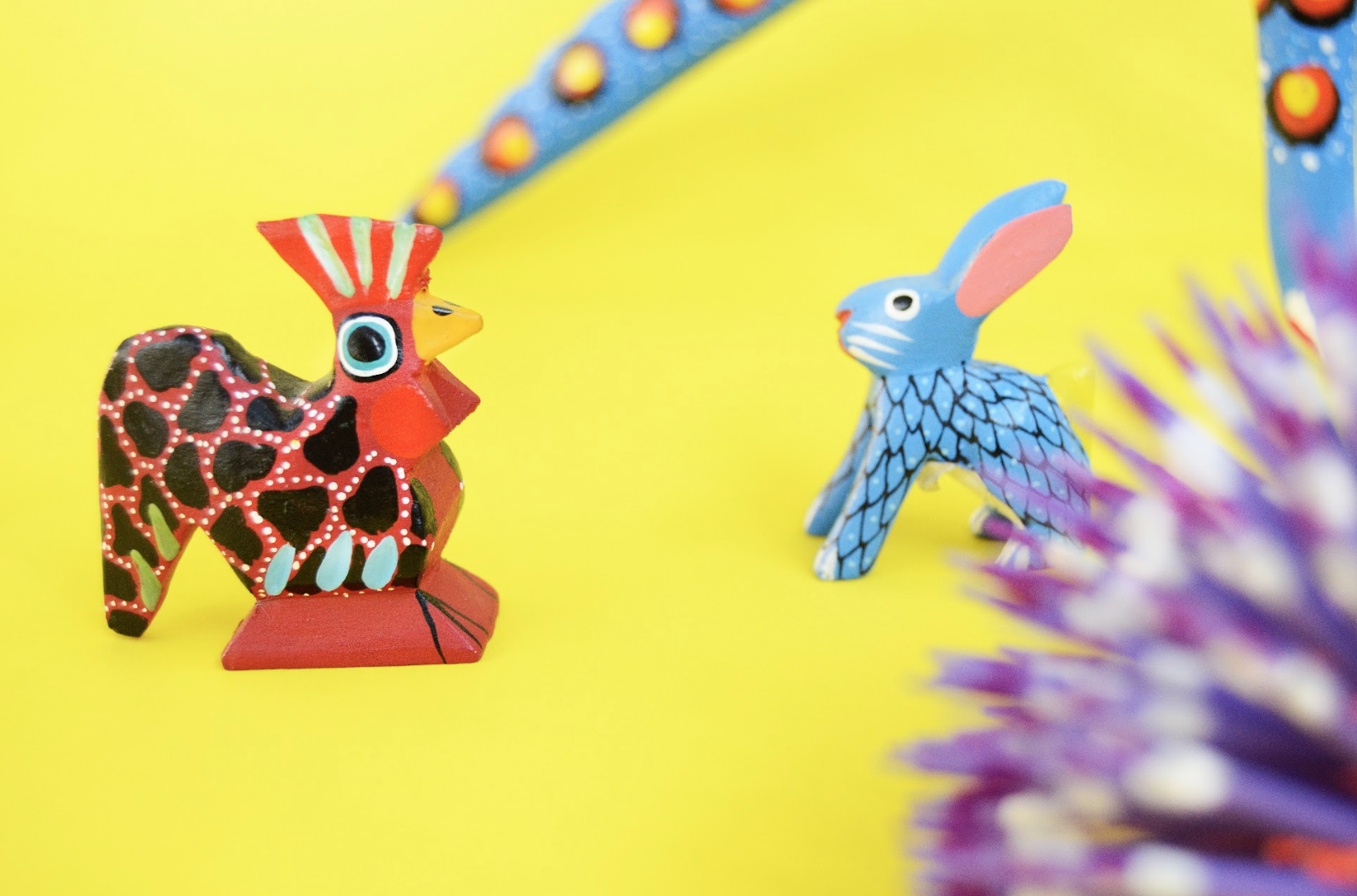 Figurines artisanales mexicaines sur fond jaune