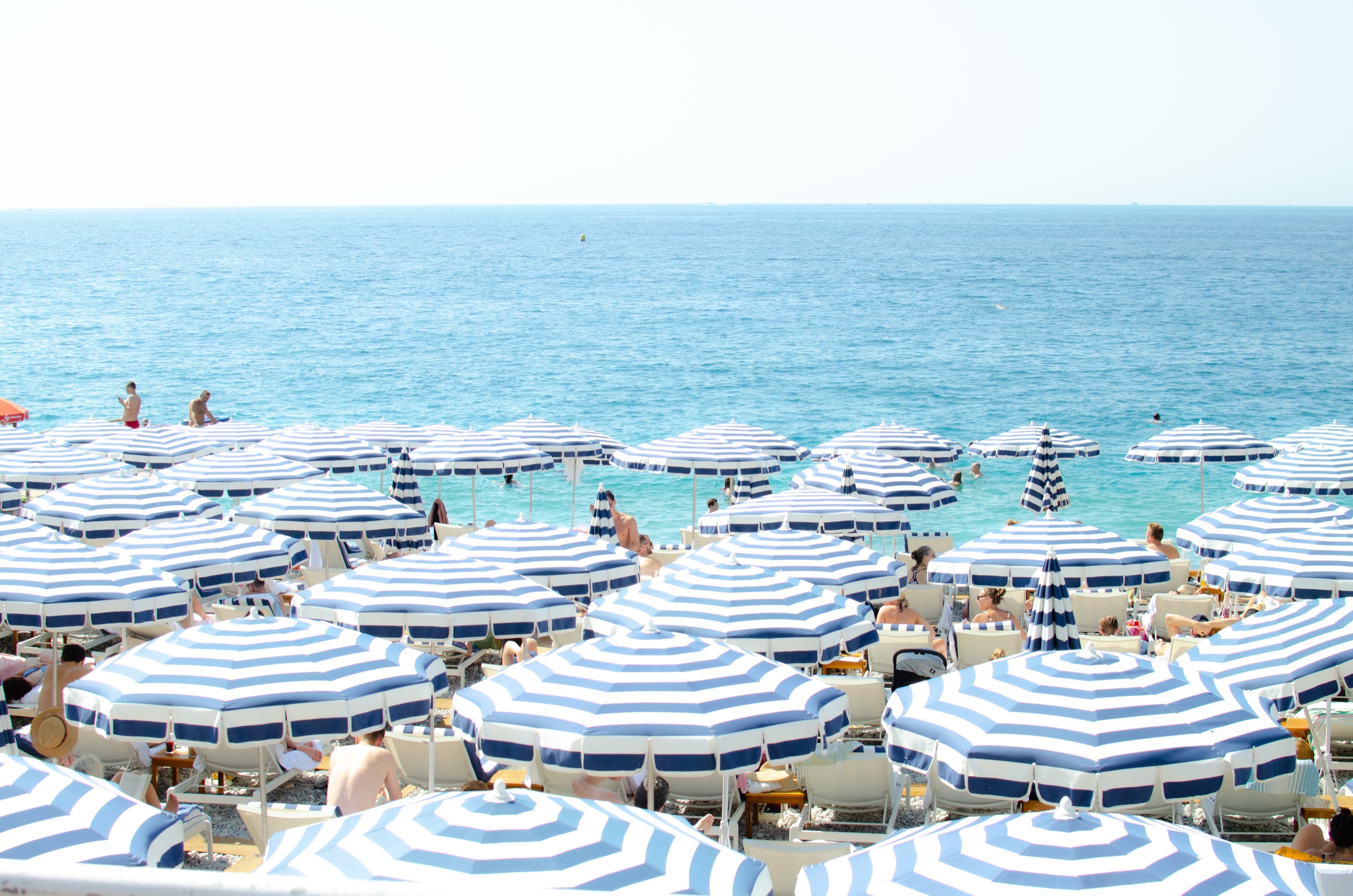 Plage de Nice et parasols bleus sur la Côte d’Azur