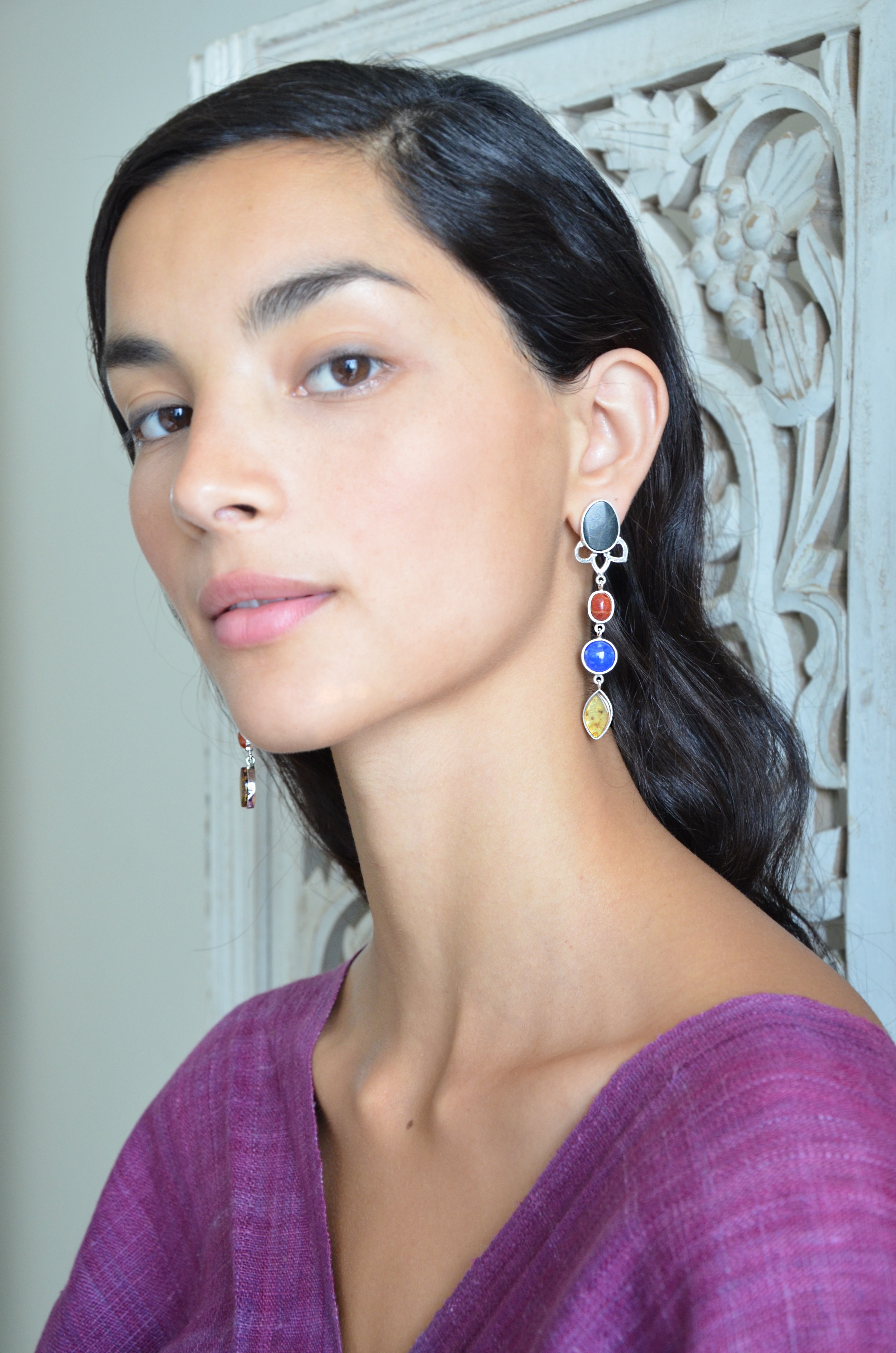 Portrait éditorial Tindi Mar avec boucles colorées