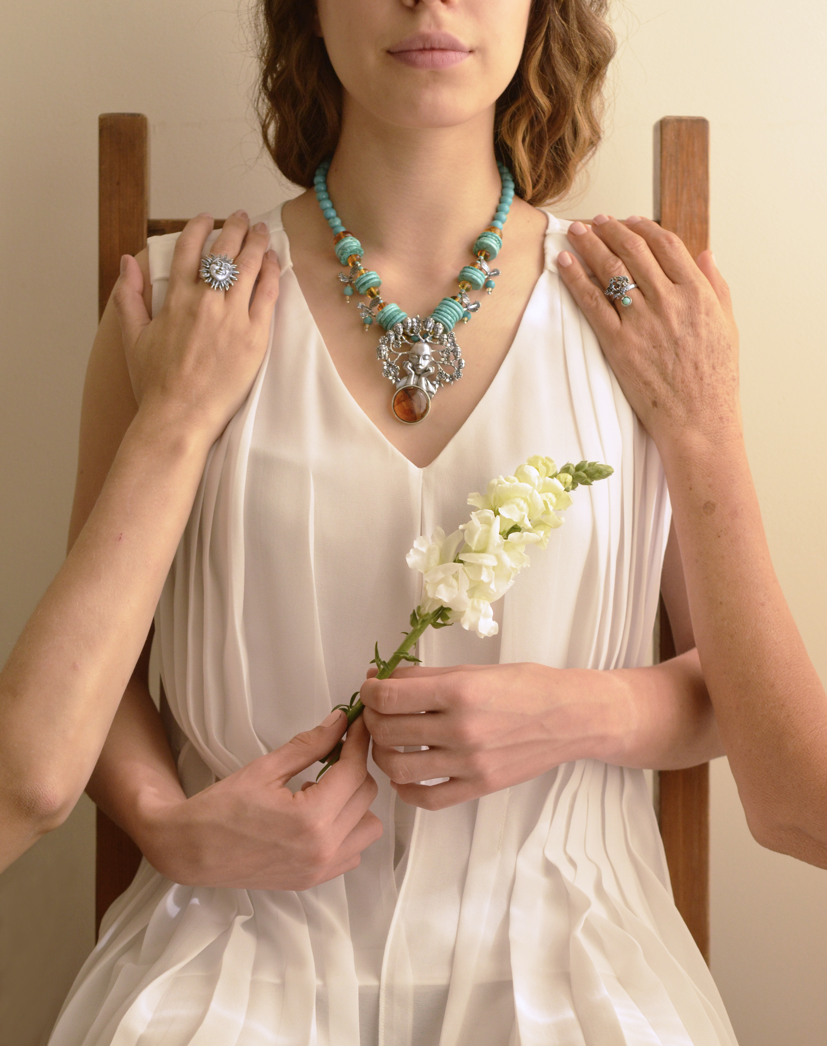 Collier turquoise et bagues portées