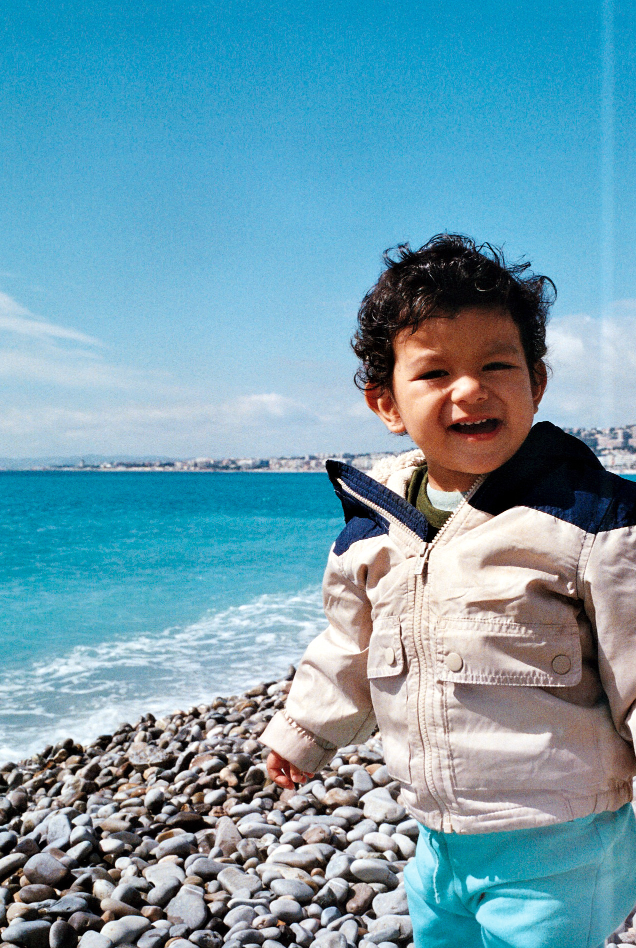Enfant souriant au bord de la mer