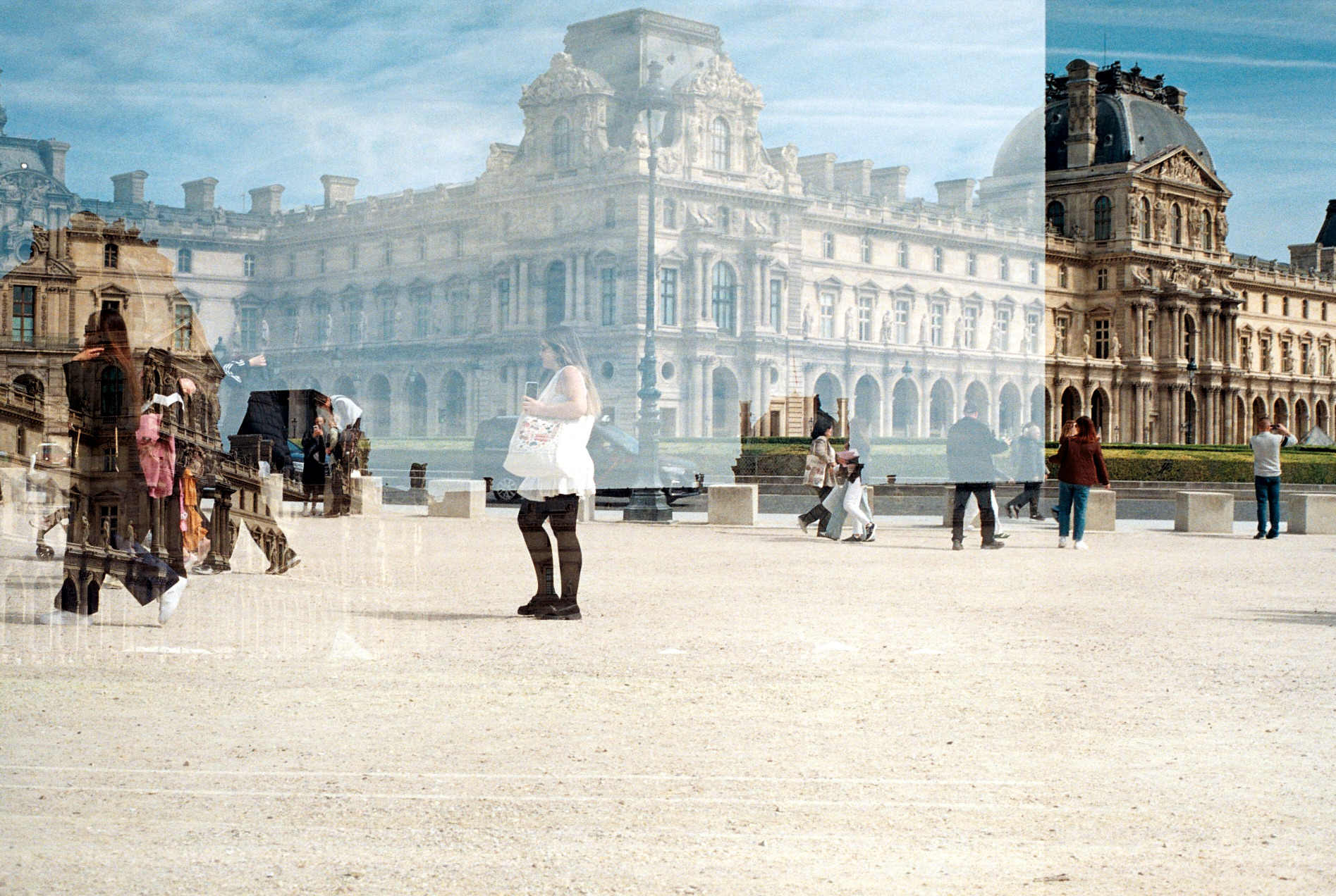 Reflets urbains devant le Louvre