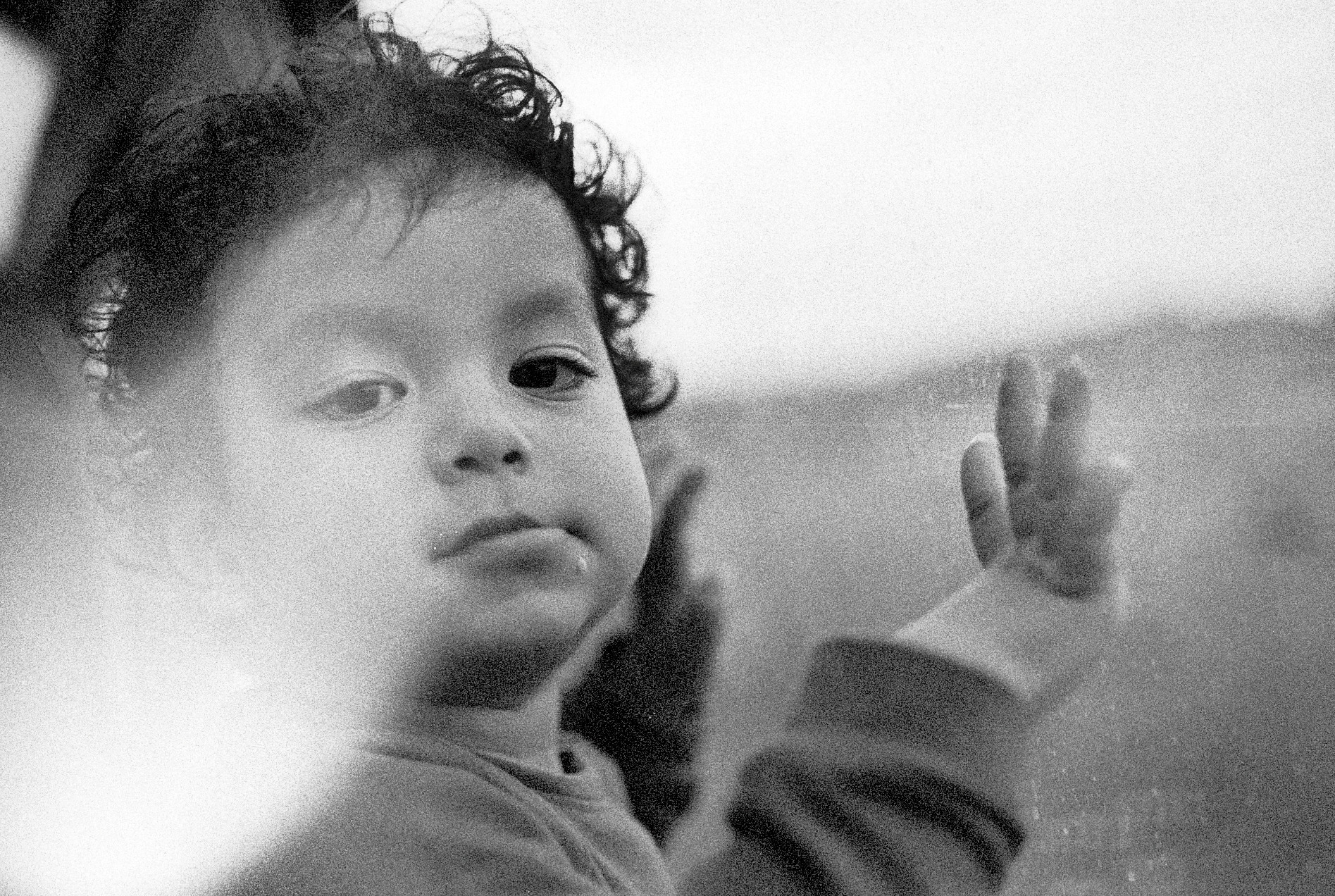 Enfant en noir et blanc dans un train