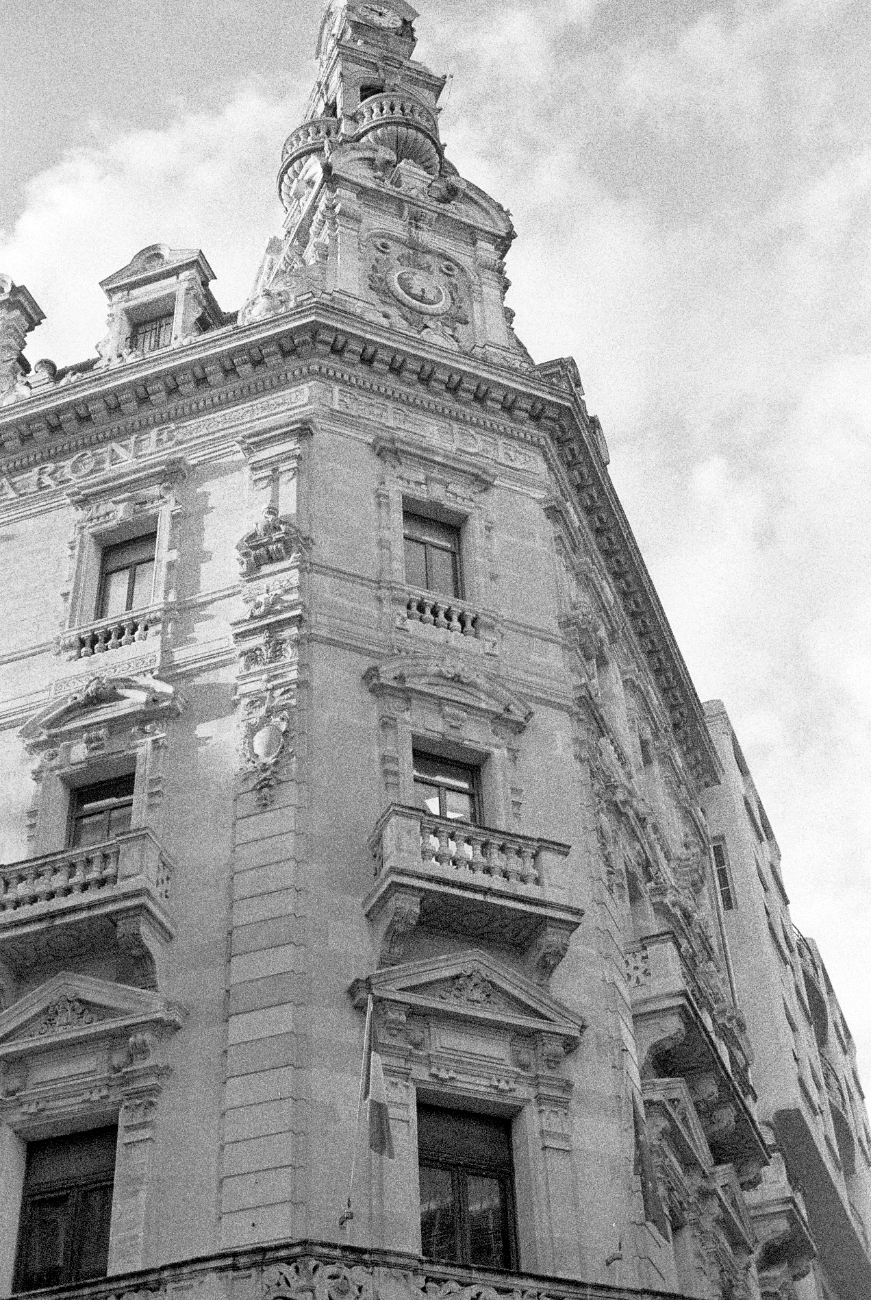 Enfants sur la plage en noir et blanc