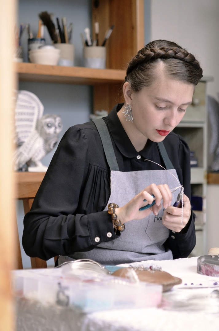 Artisane joaillière travaillant dans son atelier