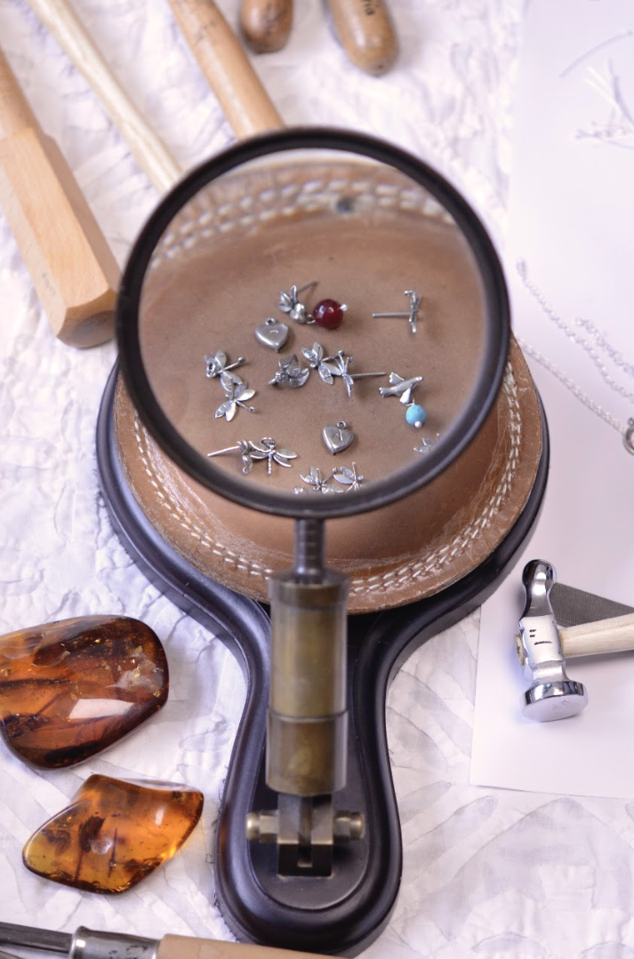 Bijoux observés à travers une loupe