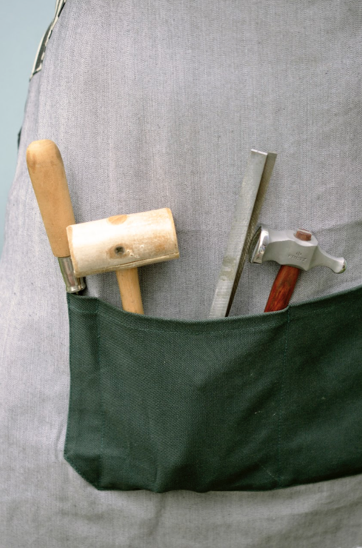 Outils de joaillerie dans une poche d’atelier