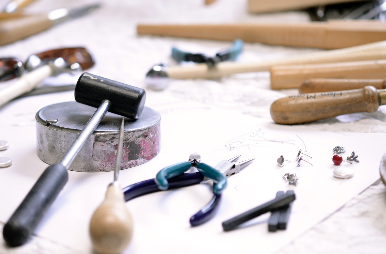 Outils et pièces de joaillerie sur une table de travail
