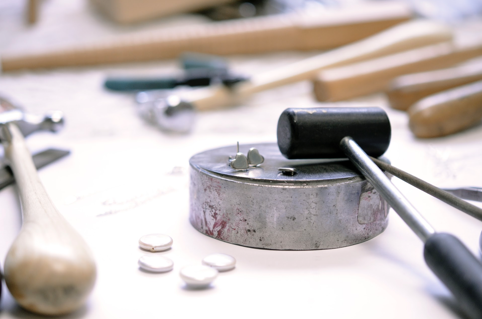 Marteau et perles sur une table d’atelier