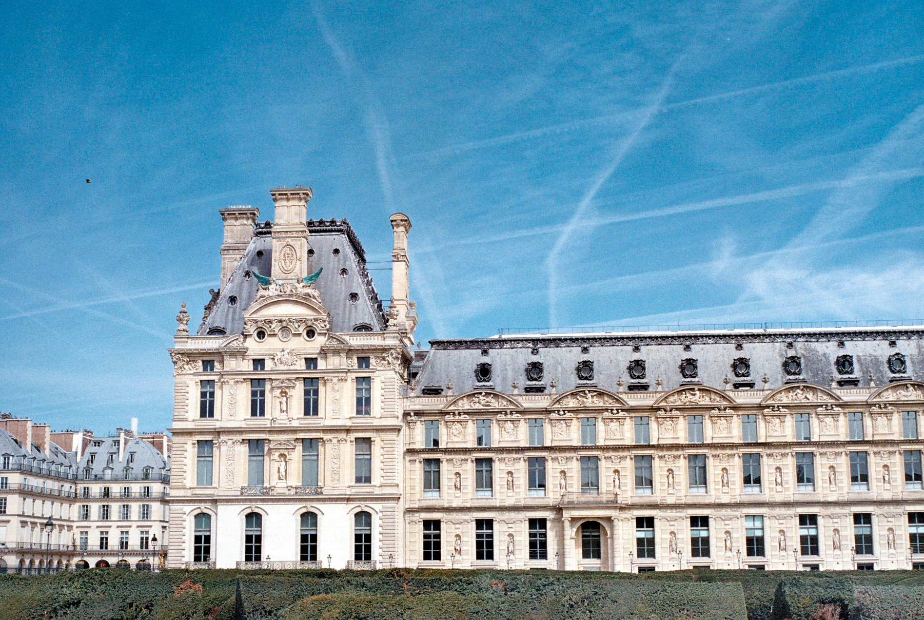 Architecture parisienne sous ciel bleu