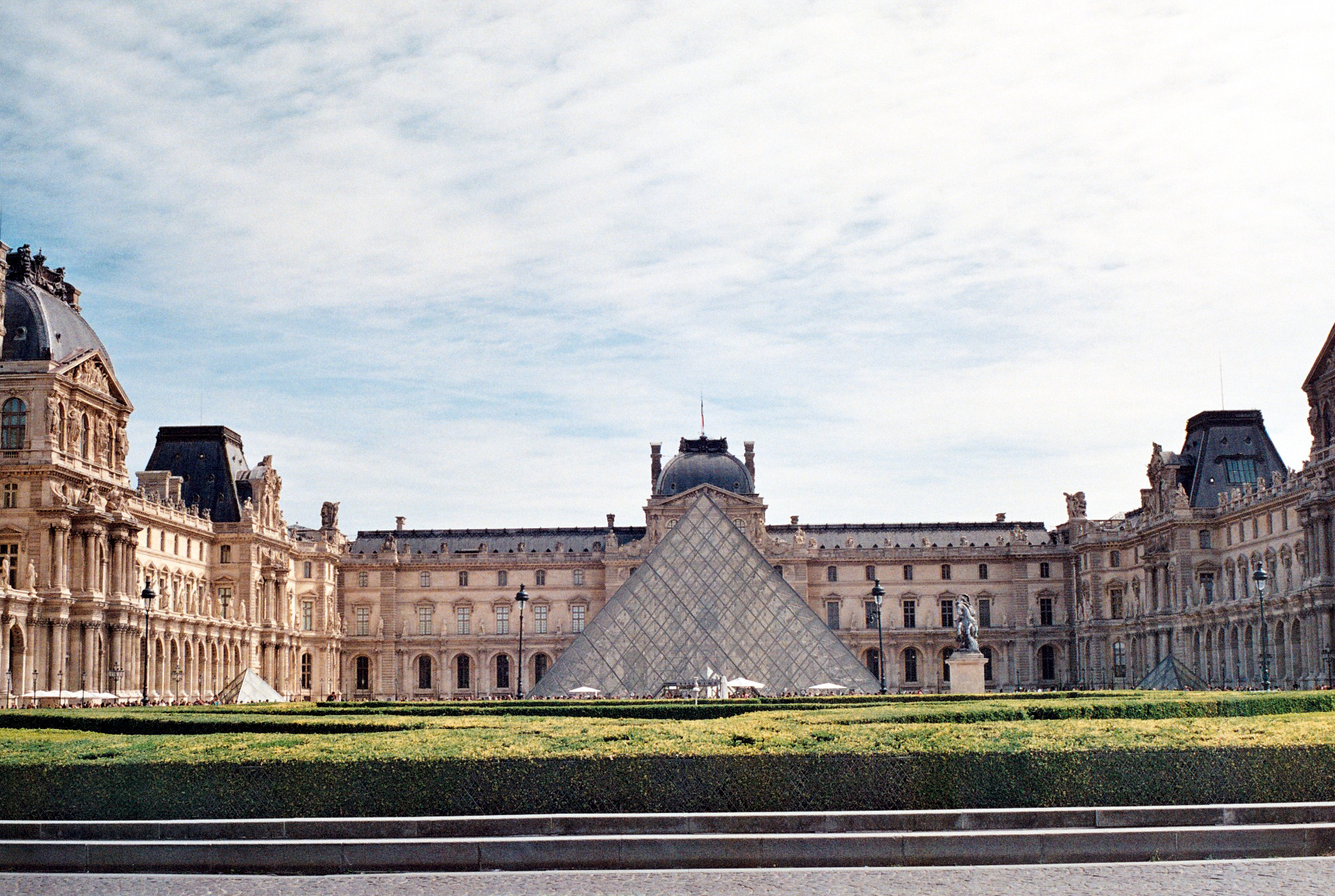 Cour du Louvre et pyramide