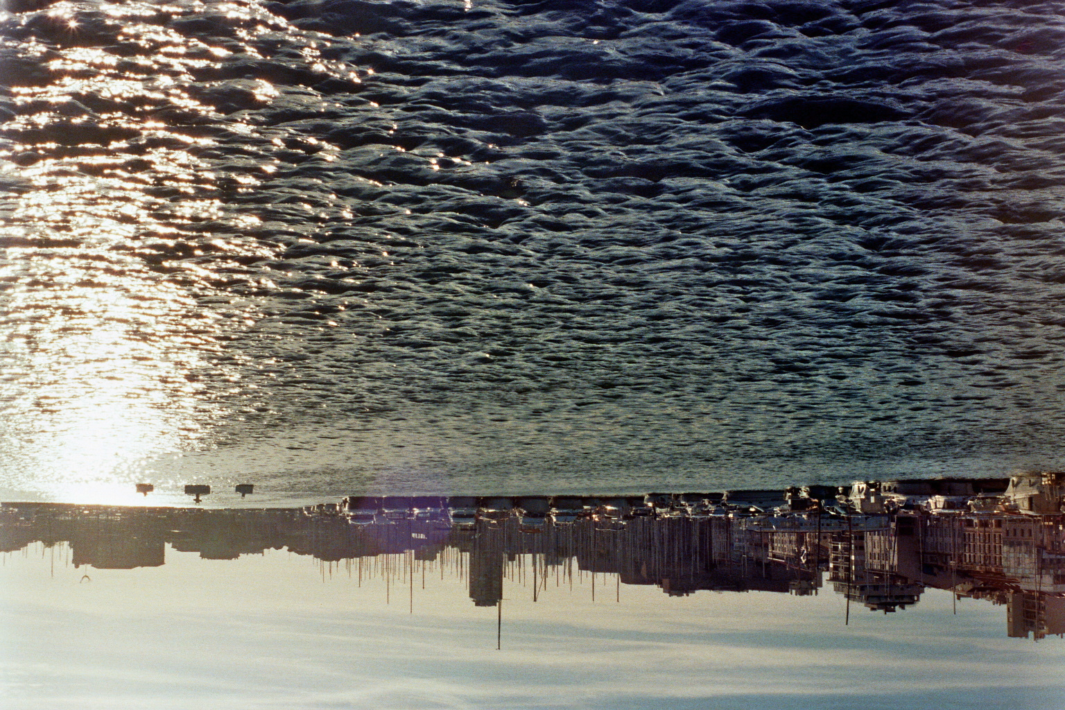 Reflets du port au soleil